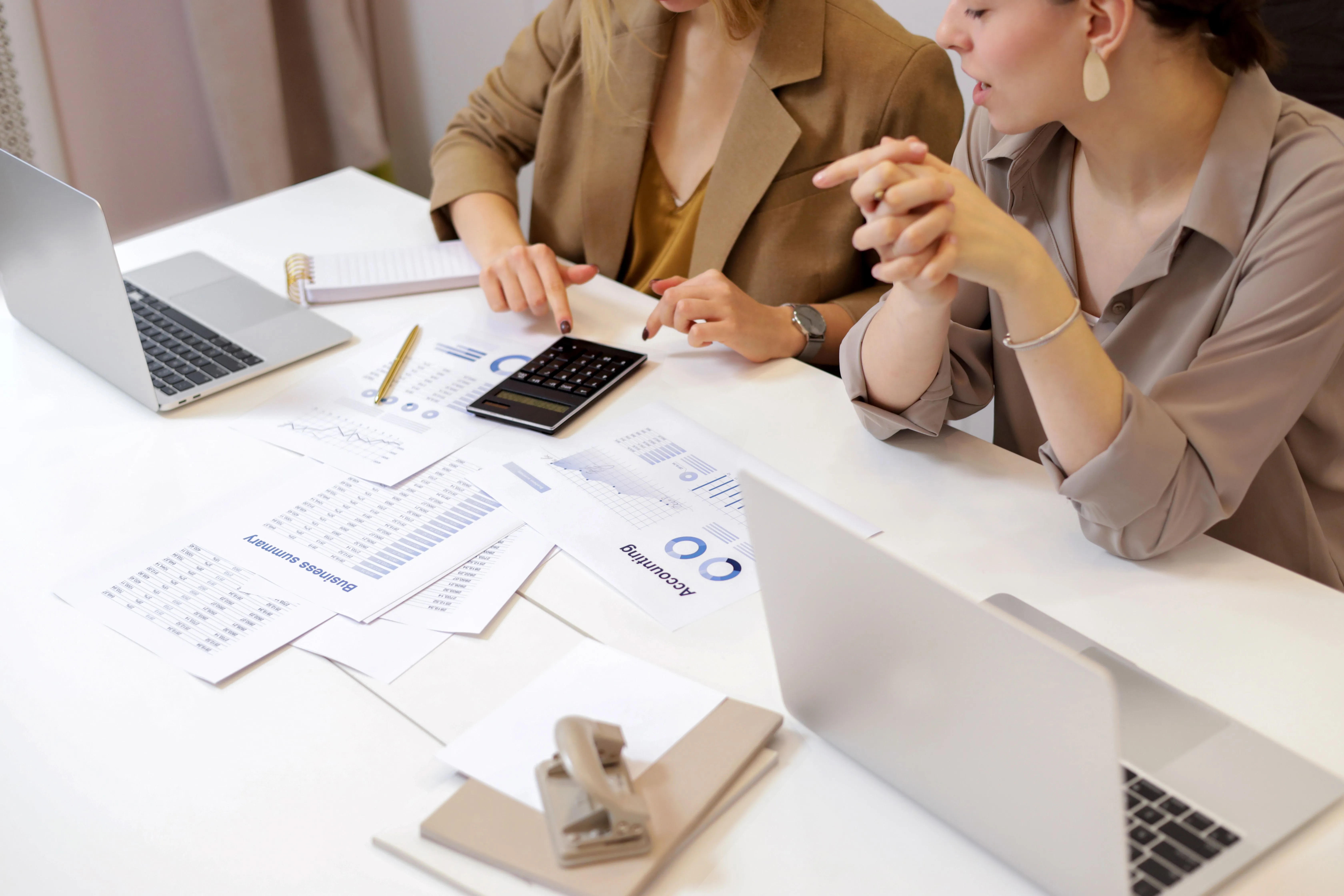 Profissionais analisando documentos financeiros em uma mesa